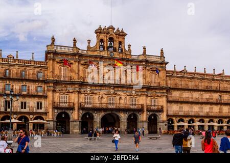 Salamanca / Kastilien und Leon, Spanien - 02. Oktober 2016: Touristen auf der Plaza Mayor in der Altstadt Salamanca, Stockfoto