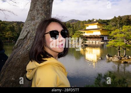 Kinkakuji Zen Buddhist Temple ist ein beeindruckendes Gebäude mit Blick auf einen großen Teich, bekannt als Altersruhesitz. Stockfoto