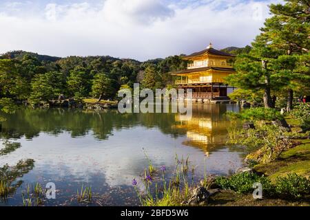 Kinkakuji Zen Buddhist Temple ist ein beeindruckendes Gebäude mit Blick auf einen großen Teich, bekannt als Altersruhesitz. Stockfoto