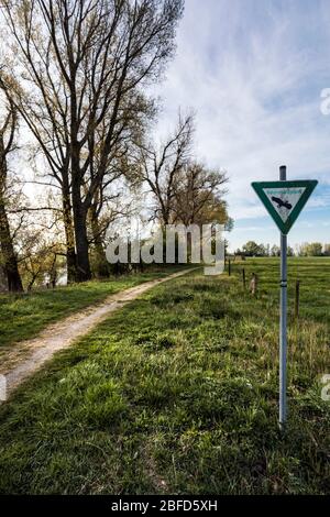 Schilder kennzeichnen die Naturschutzgebiete in Rees am Niederrhein und die unberührte Natur Stockfoto