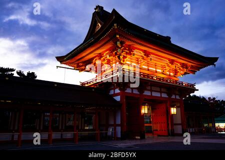 Der Fushimi Inari-Taisha-Schrein ist weltweit als eine der ikonischsten Sehenswürdigkeiten in Kyoto, Japan, bekannt. Mehr als 1300 Jahre historisches Gebäude. Stockfoto