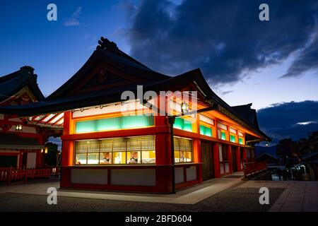 Der Fushimi Inari-Taisha-Schrein ist weltweit als eine der ikonischsten Sehenswürdigkeiten in Kyoto, Japan, bekannt. Mehr als 1300 Jahre historisches Gebäude. Stockfoto