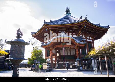 Kofukuji Temple Nara wurde 669 von der mächtigen Fujiwara-Familie gegründet, der 50 m hohen fünfstöckigen Pagode, die als National Treasure Museum bekannt ist. Stockfoto