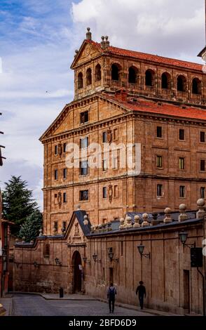 Salamanca / Kastilien und Leon, Spanien - 02. Oktober 2016: Altes Steingebäude in der Altstadt von Salamanca. Stockfoto