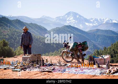 Straßenverkäufer im Atlasgebirge, Marokko. Stockfoto