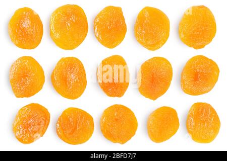 Getrocknete Aprikosen auf weißem Hintergrund mit Schnittpfad und voller Schärfentiefe isoliert. Draufsicht. Flaches Lay. Set oder Sammlung. Stockfoto