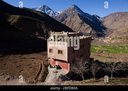 Idyllisches dreistöckiges Haus mit Dachterrasse im Atlasgebirge südlich von Marrakesch, Marokko. Stockfoto