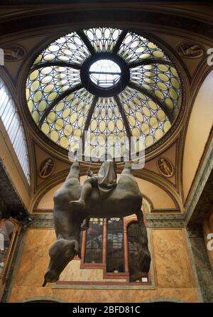 Skulptur Pferd (Kun) von David Cerny in Lucerna Arcade in Prag. Tschechische Republik Stockfoto