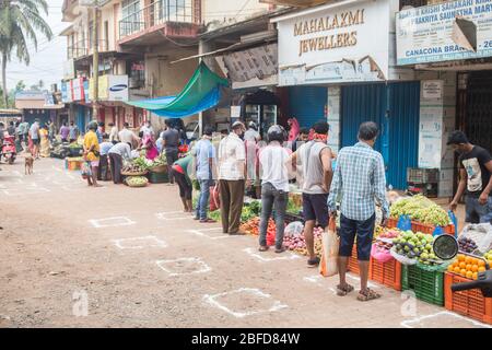 Menschen, die ihren morgendlichen Gemüseeinkauf auf dem ausgewiesenen Marktplatz während der Covid-19 Virus-Sperre in Goa, Indien, machen. Stockfoto