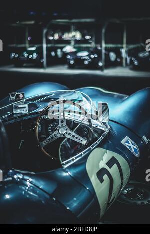 Ecurie Ecosse Le Mans Jaguar D-TYPE in der Fahrerlager bei Nacht, Goodwood Members Meeting, Goodwood Motor Racing Circuit, West Sussex, England Stockfoto