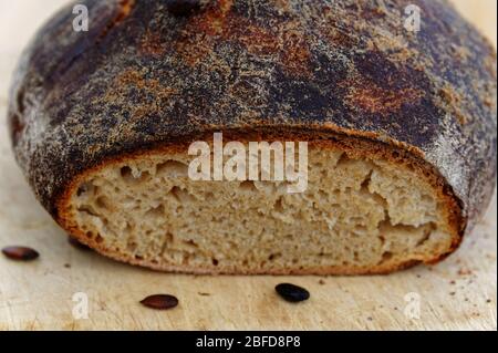 Das Ende des frisch gebackenen Brotes wurde abgeschnitten und offenbart die Textur des Brotes im Inneren. Stockfoto