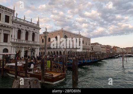 Ein Blick auf die Pfeiler vor dem Dogenpalast in Venedig, Italien Stockfoto