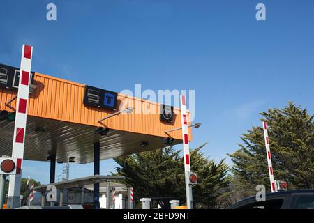 Zahlungssystem Signale per Kreditkarte an Autobahn Mautstelle. Tageslichtaufnahme Stockfoto