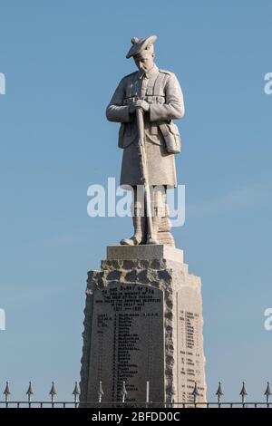 Statue eines Soldaten, Kriegsdenkmal in Port Ellen, einem malerischen kleinen Dorf an der Südküste der Isle of Islay, Schottland Stockfoto