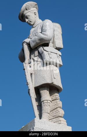 Statue eines Soldaten, Kriegsdenkmal in Port Ellen, einem malerischen kleinen Dorf an der Südküste der Isle of Islay, Schottland Stockfoto