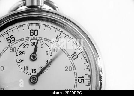 Eine schwarz-weiße Nahaufnahme einer Taschenuhr. Lange Belichtung verschwommen die zweite Hand geben einen Eindruck von Vergehen der Zeit. Stockfoto