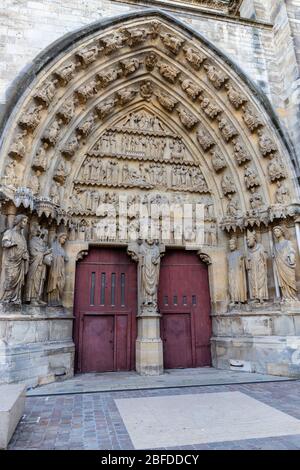 Blick auf das Portal der Kathedrale Notre Dame in Reims, Frankreich Stockfoto