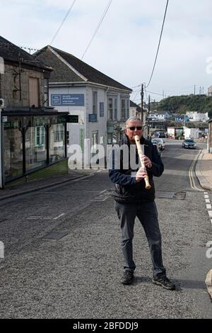 Loclo Bandsman irgendwo über dem Regenbogen 'in Porthleven Cornwall mit der Stadtband doorstep spielen entlang 18-04-202 Quelle: kathleen White/Alamy Live News Quelle: kathleen White/Alamy Live News Stockfoto