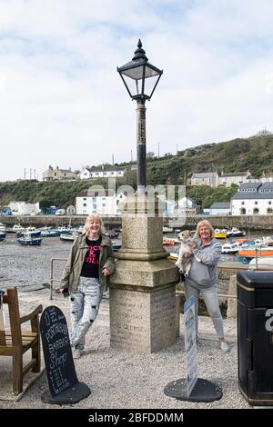 Porthleven Cornwall lokale Band spielt irgendwo über dem Regenbogen, um das Online-Food-Festival zu eröffnen, mit der Stadtband doorstep spielen am 18-04-2020 Quelle: kathleen White/Alamy Live News Stockfoto