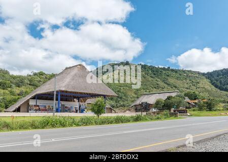 OLIVIERSHOEK PASS, SÜDAFRIKA - 6. MÄRZ 2020: Tankstelle und Restaurant am Eingang des Little Switzerland Holiday Resorts Stockfoto