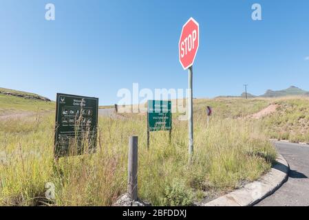 GOLDEN GATE HIGHLANDS NATIONAL PARK, SÜDAFRIKA - 5. MÄRZ 2020: Schilder am Anfang des Oribi Loop in Golden Gate Stockfoto