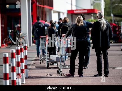 Berlin, Deutschland. April 2020. Vor einem Baumarkt in Berlin-Schöneberg bildet sich eine lange Schlange. Quelle: Fabian Sommer/dpa/Alamy Live News Stockfoto