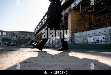 Berlin, Deutschland. April 2020. Ein Mann läuft im Park durch das Eisenbahndreieck. Quelle: Fabian Sommer/dpa/Alamy Live News Stockfoto