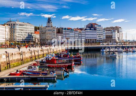 Coruna, Spanien - 05. Oktober 2016: Blick auf die Promenade von La Coruna an einem frühen sonnigen Morgen Stockfoto