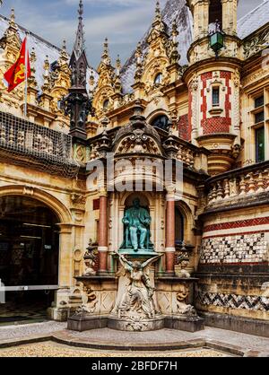 Fecamp, Frankreich - 31. Mai 2018: Statue von Alexandre Le Grand im Palais Benedictine. Jetzt Benediktiner-Palast ist Museum und Likör Brennerei. Stockfoto