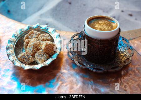 Türkischer Kaffee Kultur Kaffee in den Sand. kochen Kaffee auf den Sand. Stockfoto