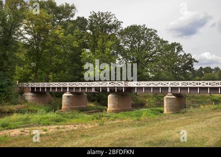 Doppelbrücke zwischen Polen und Deutschland über Nysa Luzycka (Lausitzer Neiße) im Park Muzakowski (Park von Muskau) bei Leknica. Stockfoto