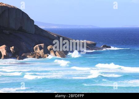 Rollende Wellen und felsige Küste in Esperance, Westaustralien Stockfoto