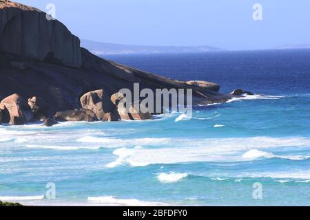 Rollende Wellen und felsige Küste in Esperance, Westaustralien Stockfoto