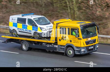 AA Rückgewinnung von Polizeiwagen, Polizeitransporter-Händler, Ford Transit 2.2 TDI-Transporter, Abholung und Lieferung, Versteigerung von Ex-Polizeiautos; Fahrzeuge, die mit dem Fahrzeugträger auf der autobahn m6, Großbritannien, transportiert werden Stockfoto