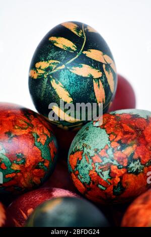 Ostern orthodoxe Eier am Ostertag in einem Haufen auf weißem Hintergrund aufgereiht Stockfoto