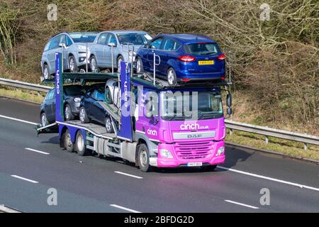 CINCH-Autotransporter; LKW für schwere Massenguttransporte auf der Autobahn, Transport, LKW, Transport, BCA-Abholwagen online und Lieferungen, LKW, Spezialfracht, DAF-Fahrzeug, Lieferung, Transport, Industrie, Fracht auf der M6 in Lancaster, Stockfoto