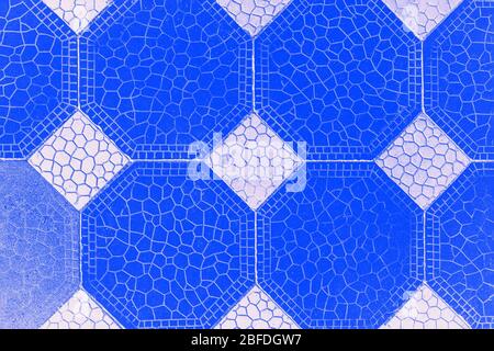 Tiefblaue und weiße Fliesen Hintergrund mit Achtecken und Rauten Muster. Geometrischer abstrakter Hintergrund Stockfoto