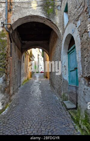 Eine enge Straße zwischen den alten Häusern von Teano in der Provinz Caserta, Italien Stockfoto