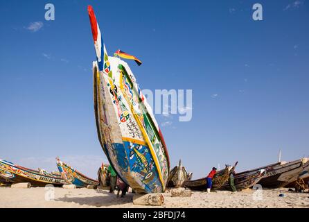 Fischerboote am Strand in der Nähe des Fischmarktes Nouakchott, Mauretanien. Stockfoto