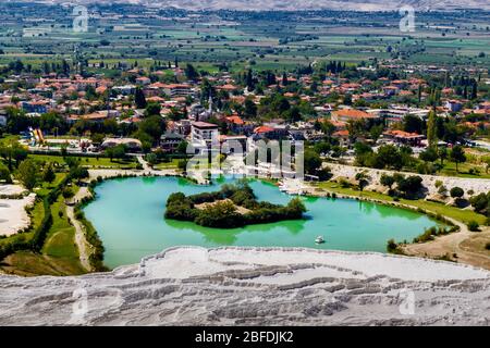 Pamukkale, Denizli / Türkei Antik-September 24 2019: Blick auf das Dorf Pamukkale mit Karbonattravertinen im Vordergrund. Stockfoto