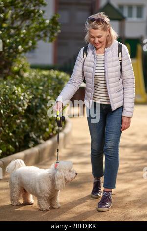 Attraktive blonde Frau mittleren Alters et Street Stockfoto