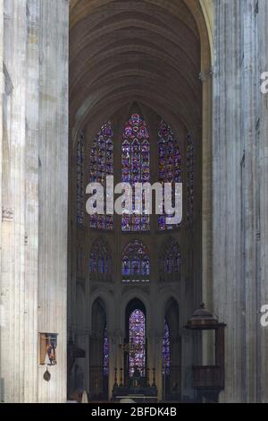 Blick hinunter das Schiff in den Chor der Kathedrale Saint Gatien, Tours, Frankreich. Stockfoto