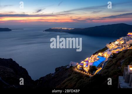 Die Hauptstadt der Insel Santorini Thira in der Dämmerung. Hotel Beleuchtung und Beleuchtung. Klippe mit Blick auf die Caldera. Stockfoto