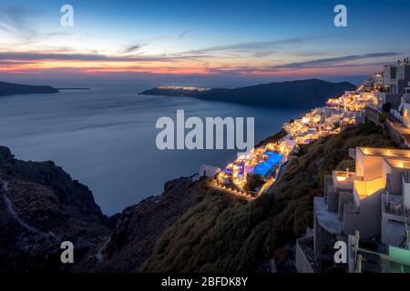Die Hauptstadt der Insel Santorini Fira in der Dämmerung. Hotel Beleuchtung und Beleuchtung. Klippe mit Blick auf die Caldera. Stockfoto