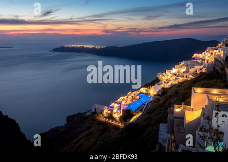 Die Hauptstadt der Insel Santorini Thira in der Dämmerung. Hotel Beleuchtung und Beleuchtung. Klippe mit Blick auf die Caldera. Stockfoto