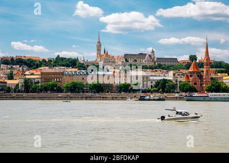 Im Stadtteil Buda Fischerbastei und St. Matthias Kirche mit Donau in Budapest, Ungarn Stockfoto