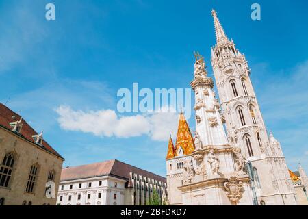 St. Matthias Kirche und Heilige Dreifaltigkeit Statue im Stadtteil Buda in Budapest, Ungarn Stockfoto