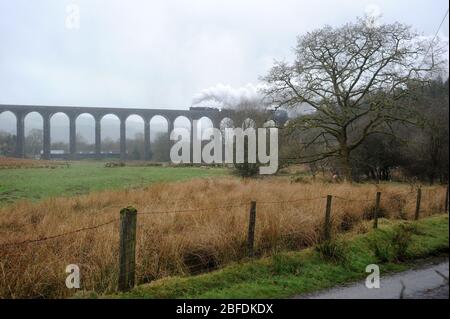 44871 führt 45407 'The Lancashire Fusilier' über das Cynghordy Viaduct mit der Cardiff - Preston Etappe der 'Great Britain VI' Bahntour. Stockfoto