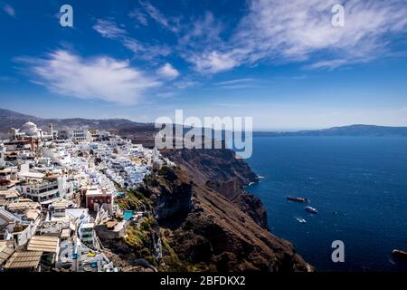 Thira Stadt auf Santorini Insel an einem klaren sonnigen Tag. Klippe mit Blick auf das Meer und die Caldera. Stockfoto