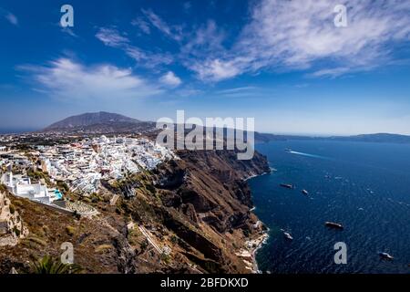 Thira Stadt auf Santorini Insel an einem klaren sonnigen Tag. Klippe mit Blick auf das Meer und die Caldera. Stockfoto